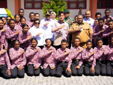 Gubernur Papua, Matius D. Fakhiri mendampingi Wapres Gibran kunjungan kerja di Biak Numfor / Istimewa