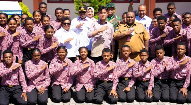 Gubernur Papua, Matius D. Fakhiri mendampingi Wapres Gibran kunjungan kerja di Biak Numfor / Istimewa