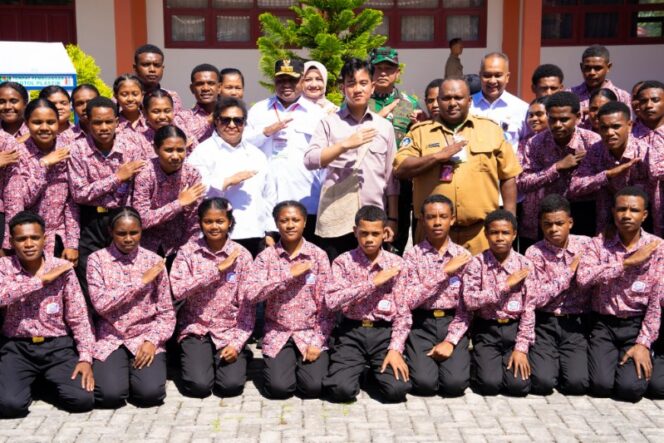 
					Gubernur Papua, Matius D. Fakhiri mendampingi Wapres Gibran kunjungan kerja di Biak Numfor / Istimewa