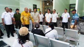Gubernur saat meninjau Kantor Samsat Biak Numfor / Istimewa