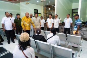Gubernur saat meninjau Kantor Samsat Biak Numfor / Istimewa