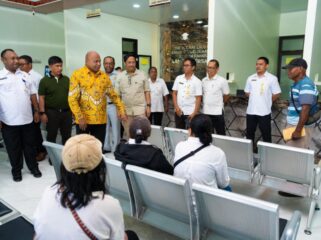 Gubernur saat meninjau Kantor Samsat Biak Numfor / Istimewa