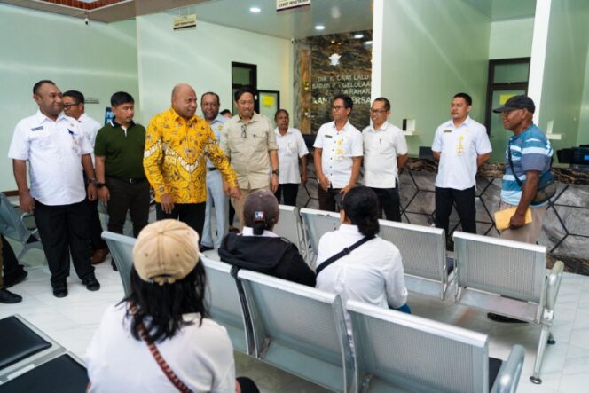 
					Gubernur saat meninjau Kantor Samsat Biak Numfor / Istimewa