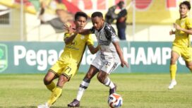 Duel Gunansar Mandowen (Persipura) dengan pemain Barito Putera di Stadion Demang Lehman