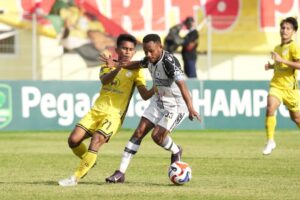 Duel Gunansar Mandowen (Persipura) dengan pemain Barito Putera di Stadion Demang Lehman 
