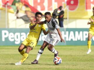 Duel Gunansar Mandowen (Persipura) dengan pemain Barito Putera di Stadion Demang Lehman 