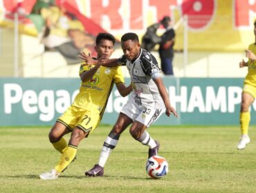Duel Gunansar Mandowen (Persipura) dengan pemain Barito Putera di Stadion Demang Lehman 