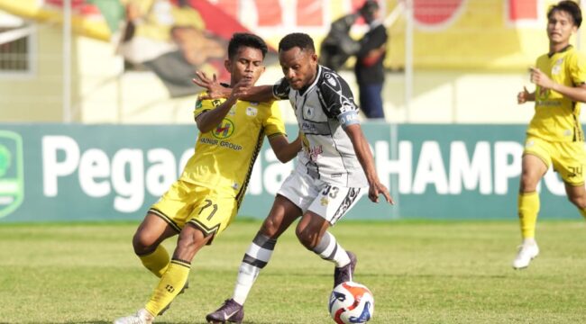 Duel Gunansar Mandowen (Persipura) dengan pemain Barito Putera di Stadion Demang Lehman 