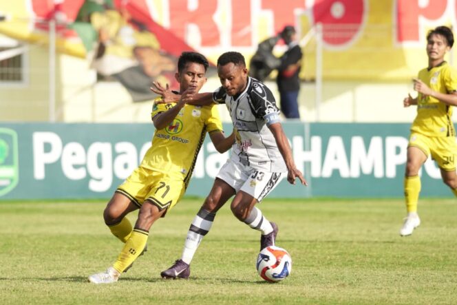 
					Duel Gunansar Mandowen (Persipura) dengan pemain Barito Putera di Stadion Demang Lehman 