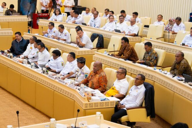 
					Gubernur Papua Matius D. Fakhiri menghadiri Rapat Kerja dan Rapat Dengar Pendapat Panitia Kerja (Panja) Perbatasan Negara Komisi II DPR RI / Istimewa