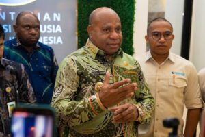 Gubernur Papua, Matius D. Fakhiri usai bertemu dengan Menteri HAM / Istimewa