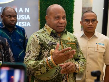 Gubernur Papua, Matius D. Fakhiri usai bertemu dengan Menteri HAM / Istimewa