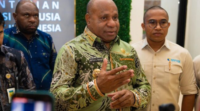 Gubernur Papua, Matius D. Fakhiri usai bertemu dengan Menteri HAM / Istimewa