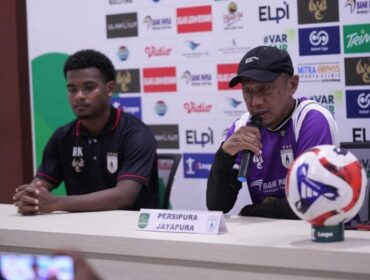 Rahmad Darmawan dan Ramai Rumakiek saat konferensi pers / Istimewa