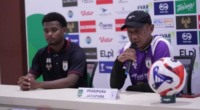 Rahmad Darmawan dan Ramai Rumakiek saat konferensi pers / Istimewa