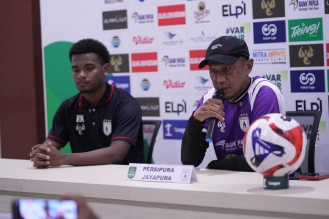 
					Rahmad Darmawan dan Ramai Rumakiek saat konferensi pers / Istimewa