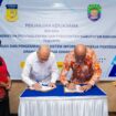 Gubernur Papua dan Bupati Kaimana menandatangani MoU replikasi pengembangan SIKAP OAP / Istimewa