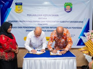 Gubernur Papua dan Bupati Kaimana menandatangani MoU replikasi pengembangan SIKAP OAP / Istimewa