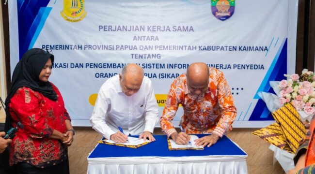 Gubernur Papua dan Bupati Kaimana menandatangani MoU replikasi pengembangan SIKAP OAP / Istimewa