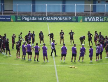 Skuad Persipura mematangkan persiapan di markas Persiku Kudus 