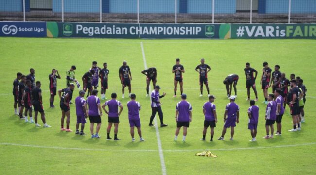 Skuad Persipura mematangkan persiapan di markas Persiku Kudus 