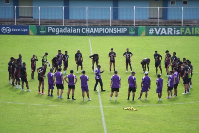 
					Skuad Persipura mematangkan persiapan di markas Persiku Kudus 