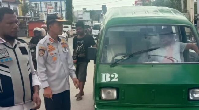 Kadishub Kota Jayapura saat melakukan penertiban di jalanan / dok Dishub Kota Jayapura