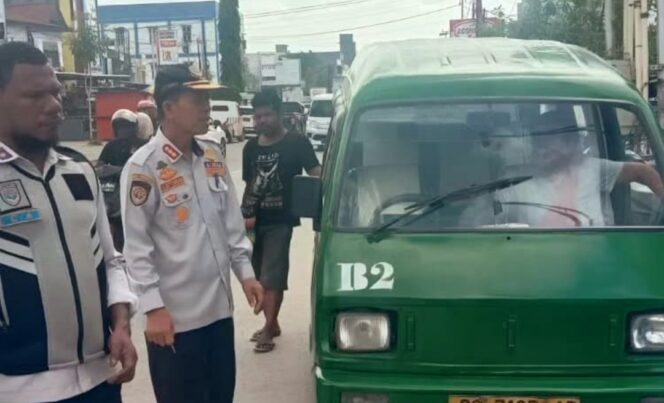 
					Kadishub Kota Jayapura saat melakukan penertiban di jalanan / dok Dishub Kota Jayapura