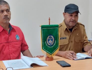 Ketua Panpel kompetisi Cenderawasih Karsa Liga 4 Piala Gubernur Papua, Daud Henry Arim dan Sekretaris Arifin Soleh / Euforia.id