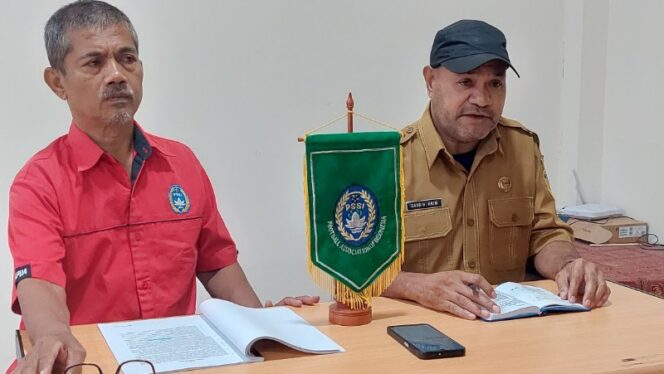 
					Ketua Panpel kompetisi Cenderawasih Karsa Liga 4 Piala Gubernur Papua, Daud Henry Arim dan Sekretaris Arifin Soleh / Euforia.id