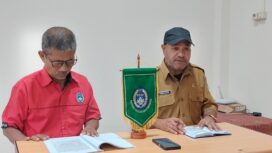 Ketua Panpel kompetisi Cenderawasih Karsa Liga 4 Piala Gubernur Papua, Daud Henry Arim bersama Sekretaris Arifin Soleh / Euforia.id