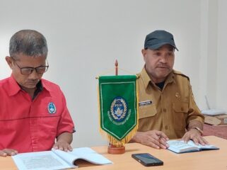 Ketua Panpel kompetisi Cenderawasih Karsa Liga 4 Piala Gubernur Papua, Daud Henry Arim bersama Sekretaris Arifin Soleh / Euforia.id