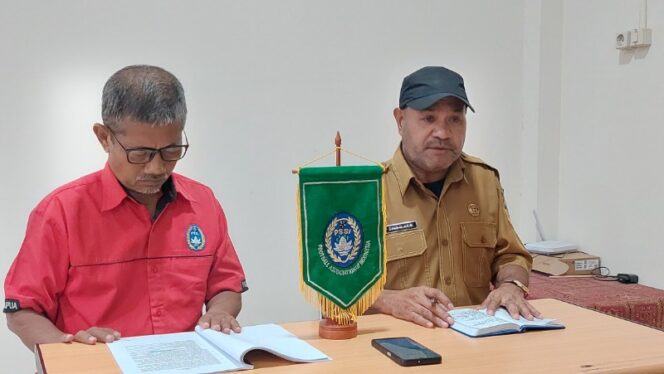 
					Ketua Panpel kompetisi Cenderawasih Karsa Liga 4 Piala Gubernur Papua, Daud Henry Arim bersama Sekretaris Arifin Soleh / Euforia.id