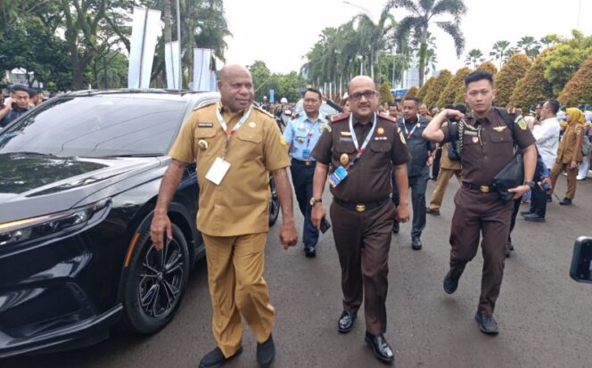 
					Gubernur Papua, Matius D. Fakhiri saat mengikuti Rakornas Pemerintah Pusat dan Daerah / Istimewa