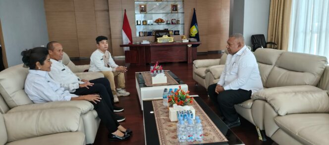 
					Wagub Aryoko Rumaropen saat menerima kunjungan Anggota KEPP Otsus / Istimewa