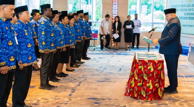 Gubernur Papua Matius D. Fakhiri melantik 36 pejabat struktural dan fungsional di lingkungan Pemprov Papua / Istimewa