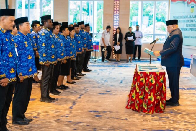 
					Gubernur Papua Matius D. Fakhiri melantik 36 pejabat struktural dan fungsional di lingkungan Pemprov Papua / Istimewa
