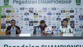 Rahmad Darmawan dan Gunansar Mandowen dalam sesi konferensi pers / Istimewa