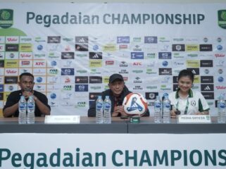 Rahmad Darmawan dan Gunansar Mandowen dalam sesi konferensi pers / Istimewa