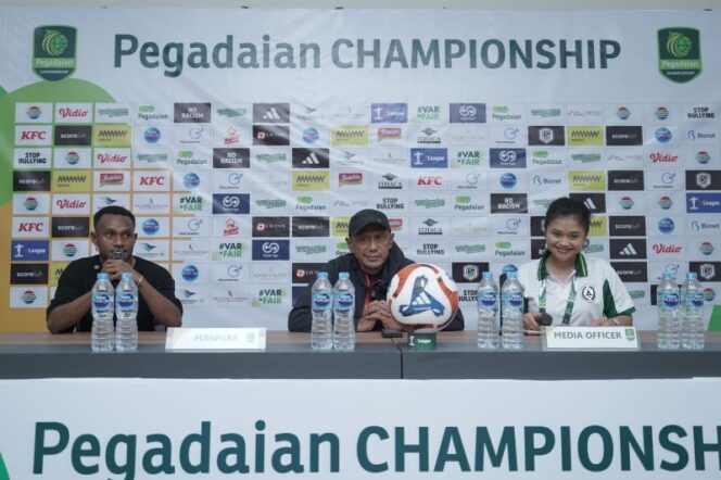 
					Rahmad Darmawan dan Gunansar Mandowen dalam sesi konferensi pers / Istimewa