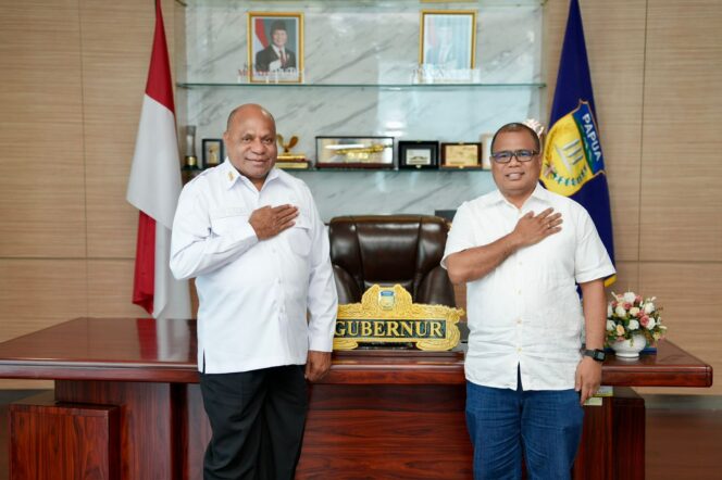 
					Gubernur Papua, Matius D. Fakhiri bersama Jubir M. Rifai Darus / Istimewa