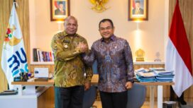 Gubernur Papua, Matius D. Fakhiri usai bertemu dengan dengan Wakil Kepala II Badan Pengaturan BUMN, Tedi Bharata, di Jakarta / Istimewa