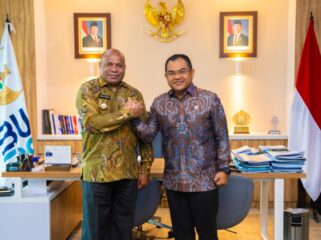 Gubernur Papua, Matius D. Fakhiri usai bertemu dengan dengan Wakil Kepala II Badan Pengaturan BUMN, Tedi Bharata, di Jakarta / Istimewa