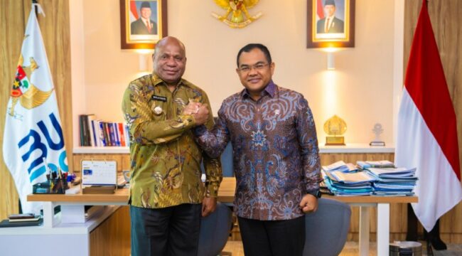 Gubernur Papua, Matius D. Fakhiri usai bertemu dengan dengan Wakil Kepala II Badan Pengaturan BUMN, Tedi Bharata, di Jakarta / Istimewa