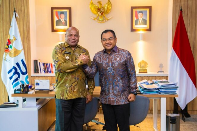
					Gubernur Papua, Matius D. Fakhiri usai bertemu dengan dengan Wakil Kepala II Badan Pengaturan BUMN, Tedi Bharata, di Jakarta / Istimewa