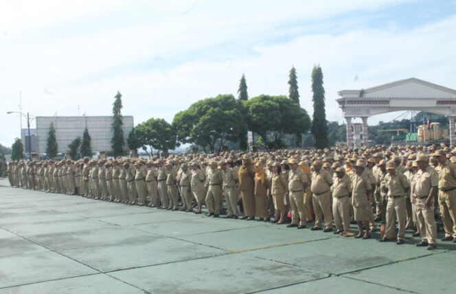 
					ASN Pemprov Papua saat mengikuti apel di halaman Kantor Gubernur Papua / Dok Papua.go.id