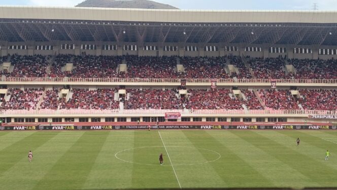 
					Laga Persipura di Stadion Lukas Enembe / Euforia.id