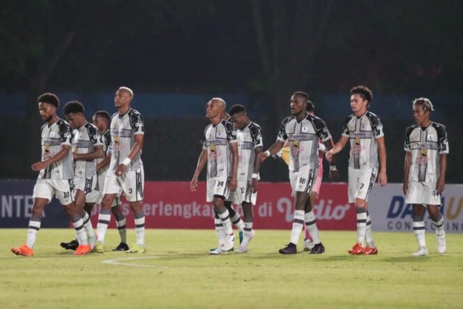 
					Persipura usai bertanding melawan Kendal Tornado FC di Stadion Sriwedari, Surakarta / Ofisial Persipura