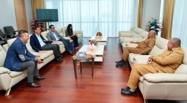 Gubernur Papua, Matius D. Fakhiri saat bertemu dengan Regional CEO BRI, Fahmi Rahendas / Istimewa