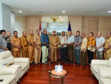 Gubernur Matius D. Fakhiri bersama pengurus PASI Papua / Istimewa